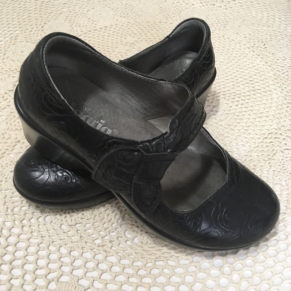 Algeria by PG Lite Black Flower Pattern Clog Shoes - Picture 1 of 8